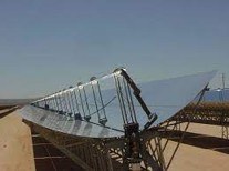 Energia solar tèrmica miralls cilindre-parabòlics que concentren la llum