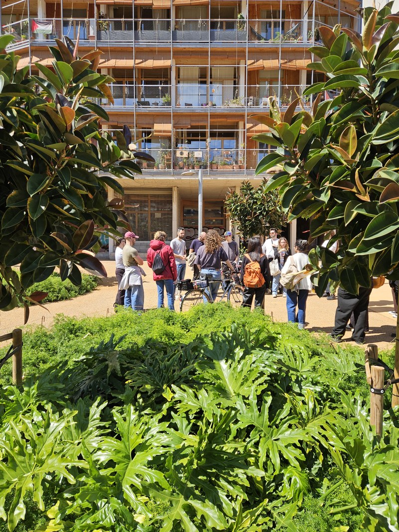Visita al edificio de vivienda cooperativa La Borda, guiado por el arquitecto Carles Baiges. (Crédito: João Roberto Monteiro Da Silva)